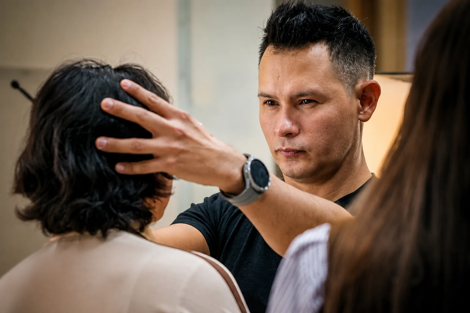 Emmanuel Kinni en una asesoría de imagen, analizando el cabello de una clienta en K!S