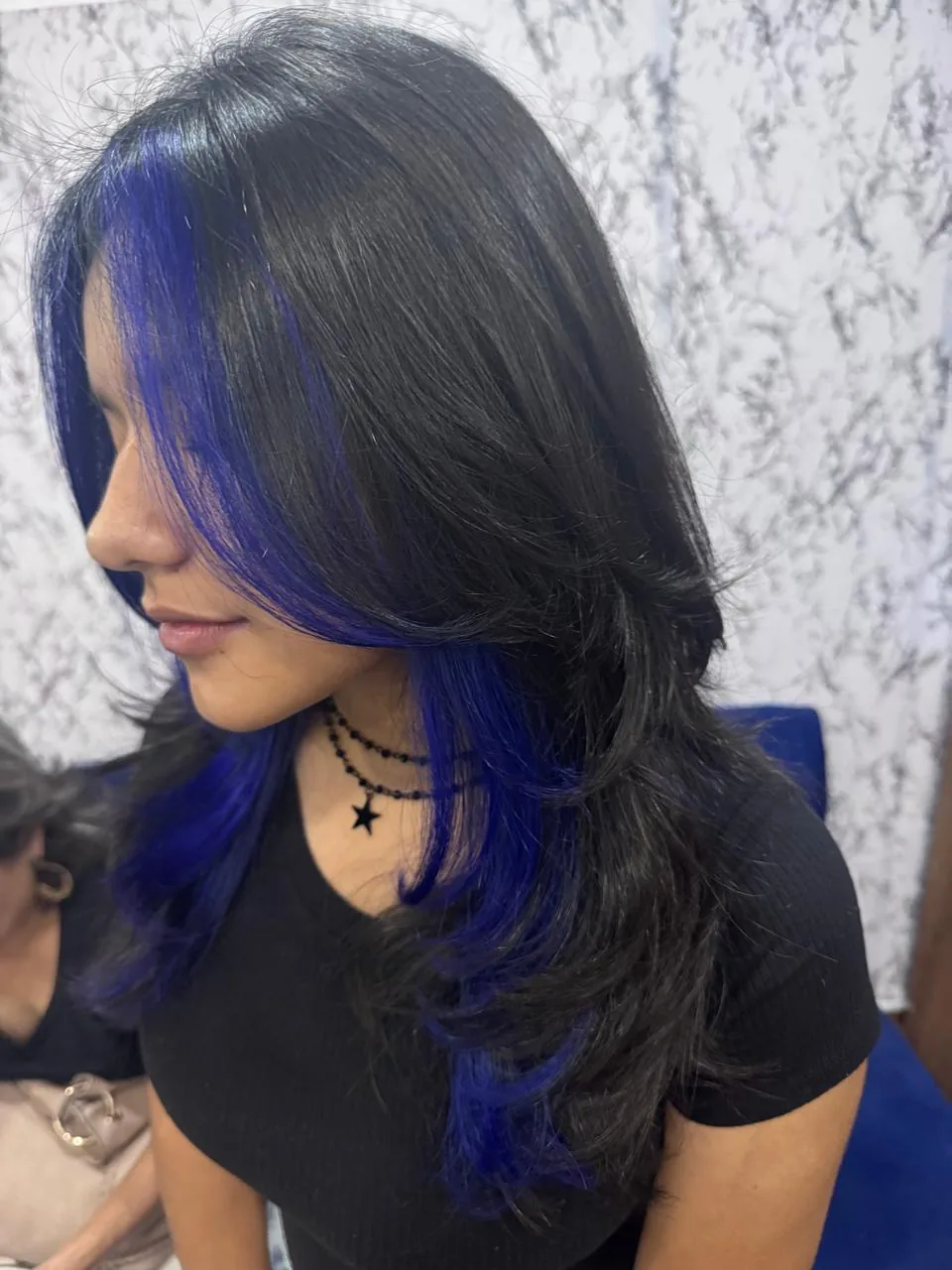 Color fantasía azul peekaboo en cabello negro realizado en K!S