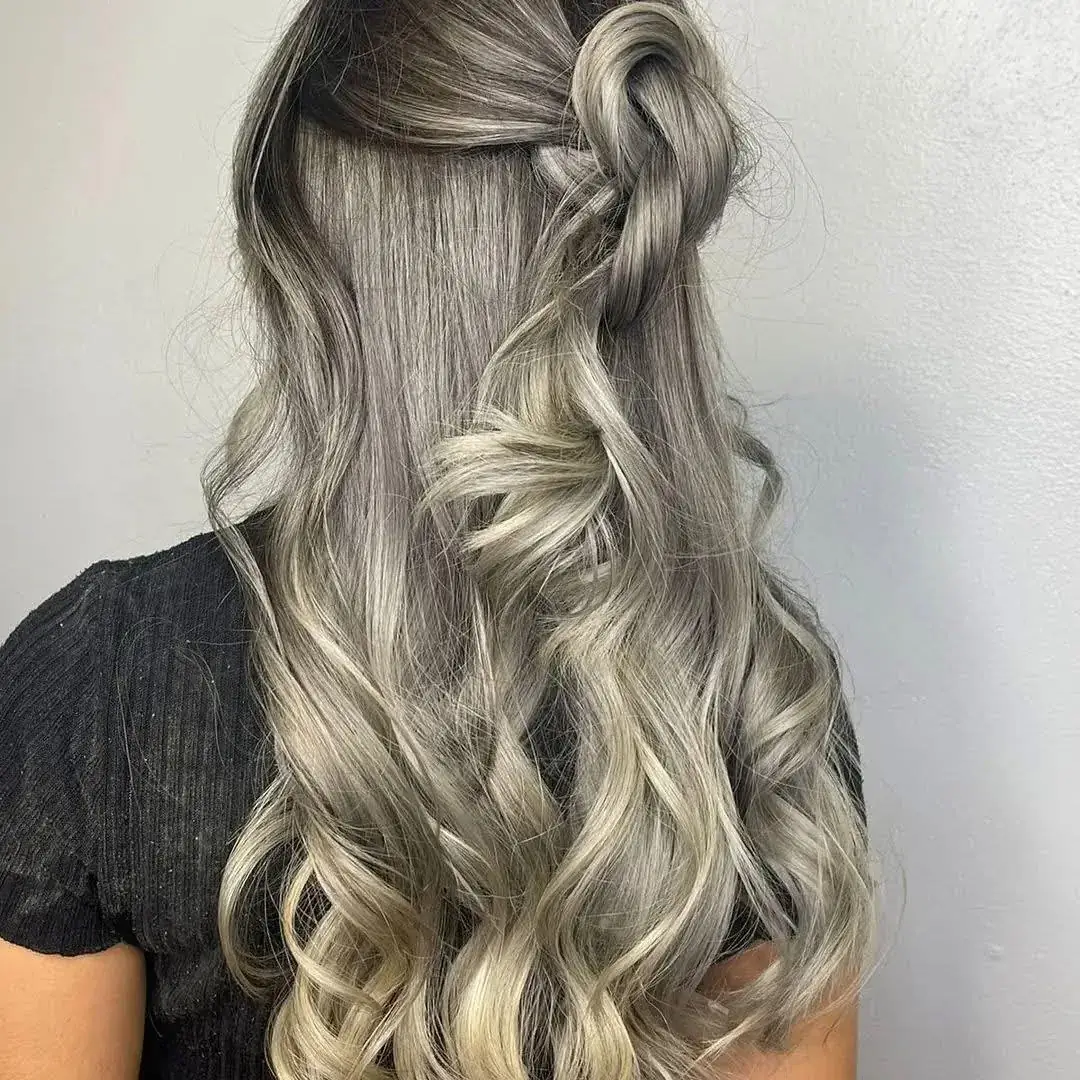 Color plata con peinado ondulado realizado en K!S
