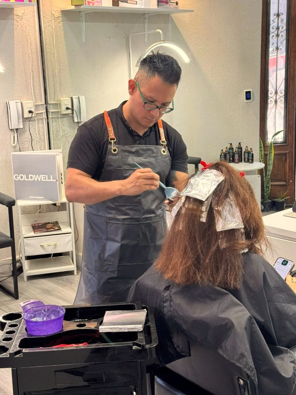 Aplicación de color con línea profesional Goldwell en K!S